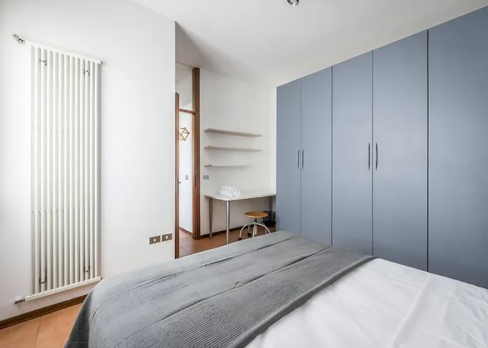 Design Dwelling Near Policlinico مودينا