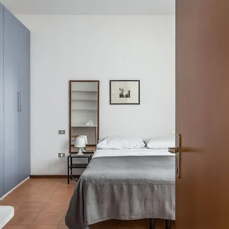 아파트 Design Dwelling Near Policlinico *